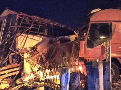 Casal é atingido dentro de casa por carreta desgovernada