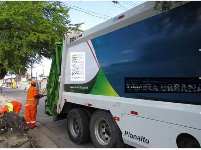 Criança morre atropelada após subir em caminhão de lixo e cair