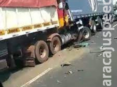 Duas pessoas morrem em engavetamento de carretas na BR-262 