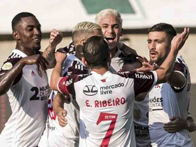 Flamengo vence Palmeiras de virada e se aproxima dos líderes do Brasileirão