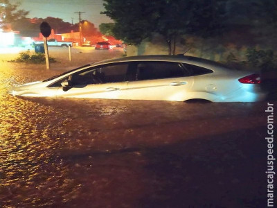 Forte chuva causou alagamentos em ruas e residências de Itaporã