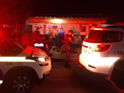 Homem é encontrado com braço e perna quebrada após ser baleado