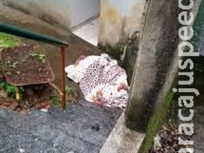 Homem é encontrado morto com queimaduras em banheiro 