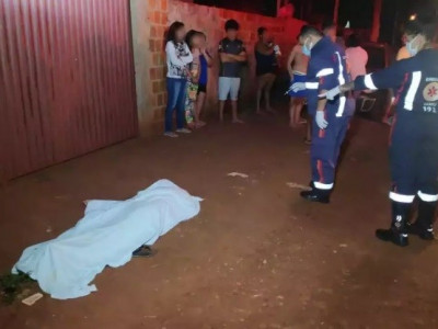 Homem é morto com 15 tiros em frente de casa