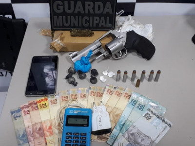 Homem é preso com drogas e revólver pela Guarda Municipal