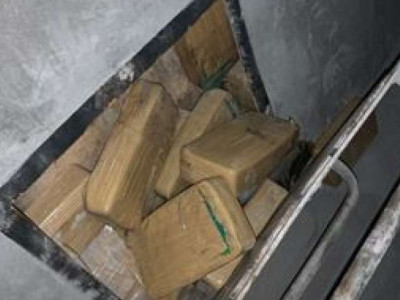 Homem é preso com mais de 200 kg de cocaína em semirreboque