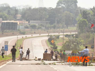Indígenas fecham dois pontos de rodovias federais em MS