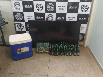 Jovens furtam TV e 88 garrafas de cerveja e acabam presos