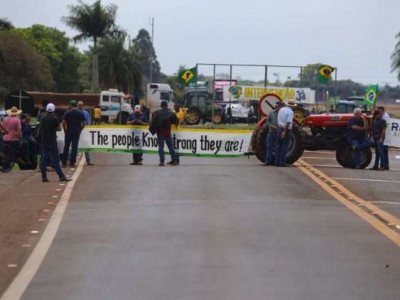 Manifestantes interditam trecho da BR-163 em Douradina