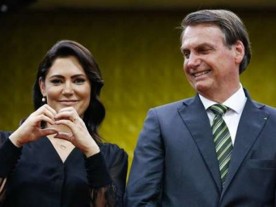 Michelle defende Bolsonaro após acusações: "Ele é um príncipe"