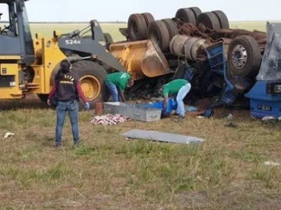 Morre 2ª vítima de carreta que tombou carregada de refrigerantes