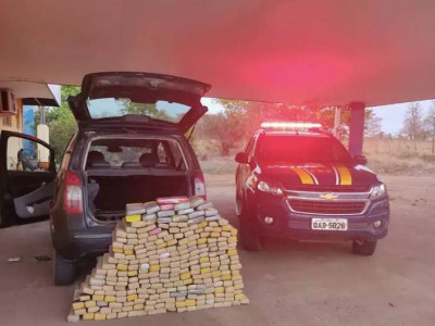 Mulher é flagrada com 267 quilos de maconha em veículo