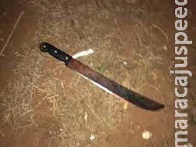 Mulher é presa após arremessar pedra e ameaçar homem com facão 