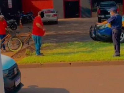 No meio da rua, homem ameaça segurança com garrafa