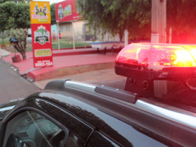 Pai e filho são baleados em bar por “desacordo comercial” 