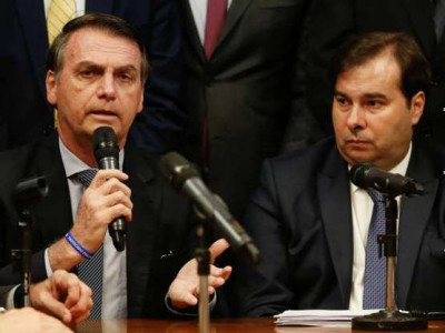 Rodrigo Maia diz que Bolsonaro é gay