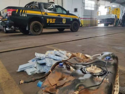 Trio é preso com drogas escondidas em tanque de combustível 