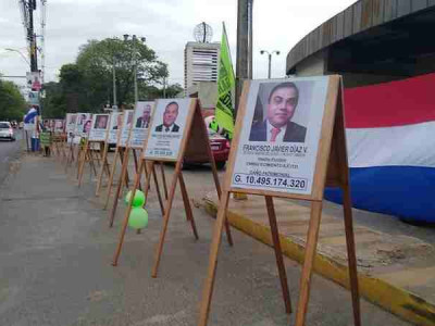 Universitários paraguaios criam galeria de políticos corruptos