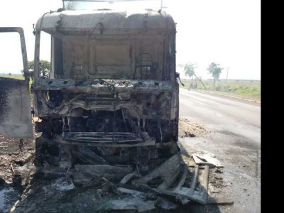 Bitrem carregado de abudo pega fogo às margens da BR-267