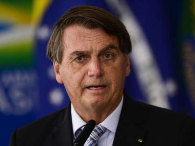 Bolsonaro promete pagar auxílio de R$ 400 a caminhoneiros