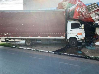 Caminhoneiro perde controle e 