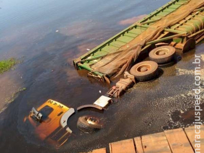 Carreta cai de ponte sobre o Rio Ivinhema na MS-141