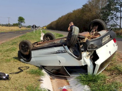 Carro capota várias vezes em rodovia após batida com Jeep 