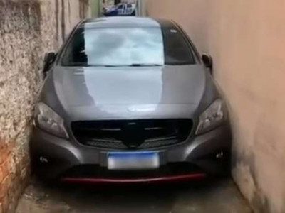 Carro de luxo fica entalado ao tentar passar por viela em Goiás