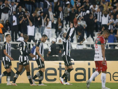 Com dois de Navarro, Botafogo derrota Brusque na Série B