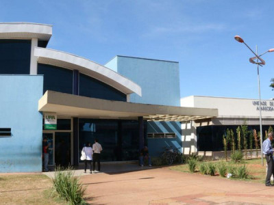 Descontrolado, homem quebra porta de blindex de UPA a pedradas
