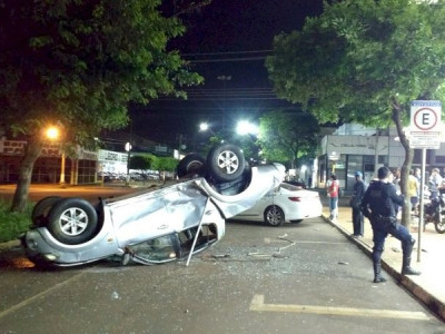 Grave colisão deixa caminhonete capotada em avenida