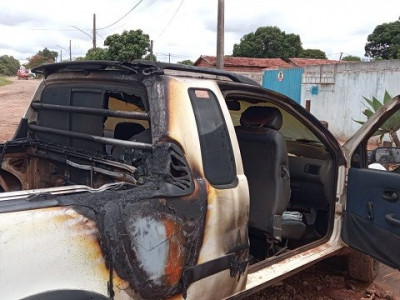 Homem acorda com vizinhos dizendo que veículo estava em chamas