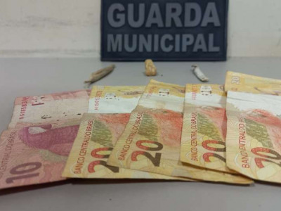Homem e adolescente são flagrados com droga em carro