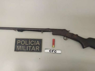 Homem é preso com arma após ameaçar companheira