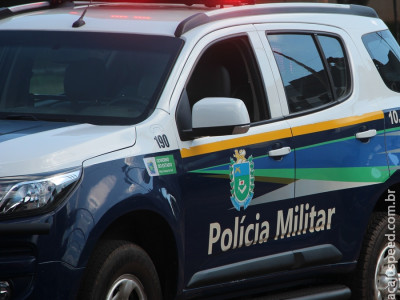 Homem persegue, atropela cunhado e bate em carro de delegacia