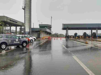 Homens armados com fuzis roubam praça de pedágio em São Vicente