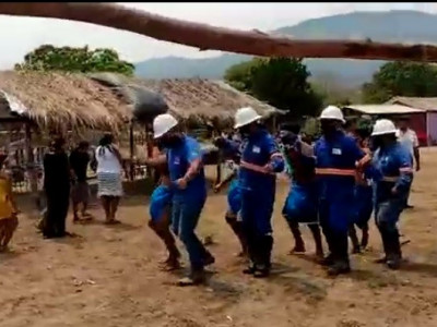 Indígenas e eletricistas caem na dança para celebrar energia elétrica em aldeia
