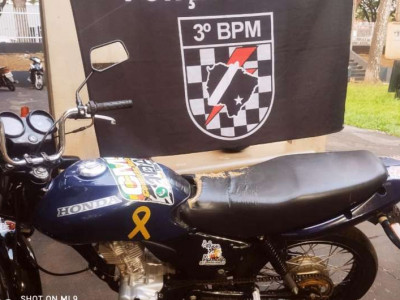Jovem é flagrado em moto com placa adulterada 