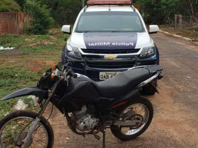 Motocicleta furtada de residência é localizada