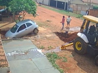 Motorista acaba dentro de poça após calçada ceder 