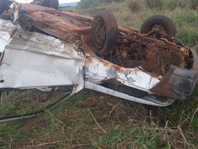 Motorista capota carro em rodovia e é socorrido por populares