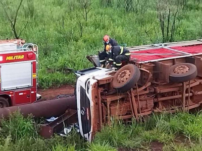 Motorista morre prensado ao tombar caminhão na MS-379