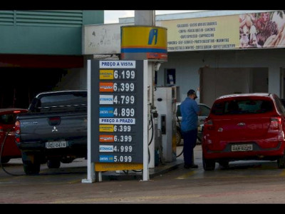 Postos repassam reajuste e gasolina sobe 3,3% em uma semana 