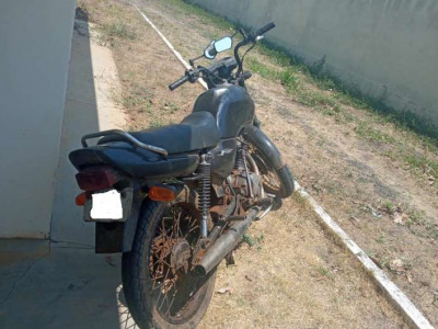 Sem CNH, jovem é apreendido com moto adulterada