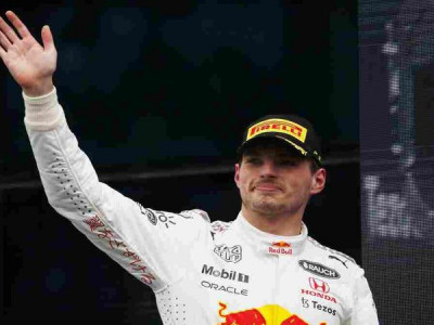 Verstappen volta à liderança da F1, mas Hamilton ganha impulso
