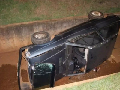 Após colidir em coqueiro, motorista cai com carro em valeta