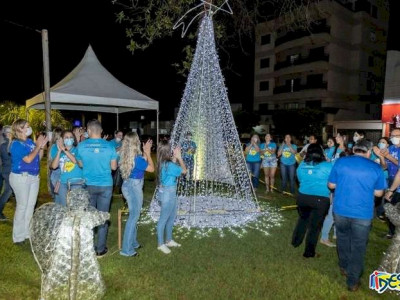 Árvore de Natal feita com frascos de vacina é homenagem ao SUS em São Gabriel D