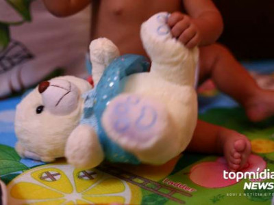 Bebê morre após escalar estante e televisão cair em cima dele