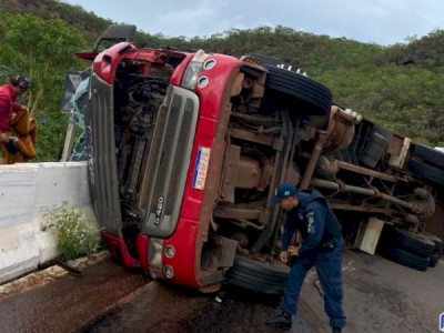 Carreta tomba e grávida fica ferida na MS-430 
