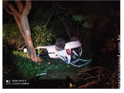 Carro capota e mata idosos em Água Clara